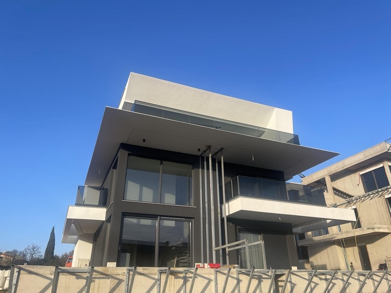 Modern lakóépület penthouse-val Njivice-ben, oldalnézetből