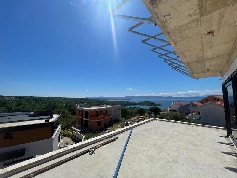 A penthouse tetőterasza pergolára és tengerre néz
