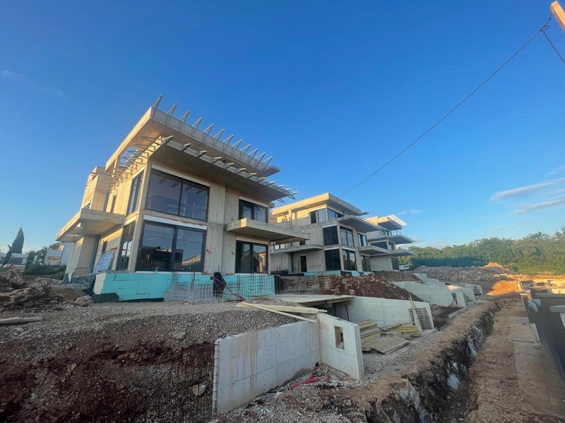 Új épület penthouse-val Njivice-ben, kilátás a műútról