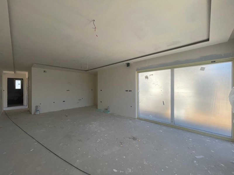 Az épülő penthouse világos nappalija