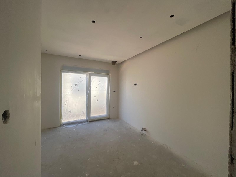 A penthouse szobája francia ajtóval az erkélyre