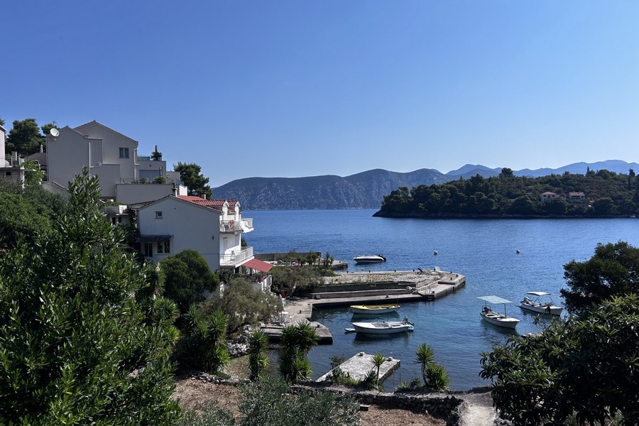 Racisce-öböl csónakokkal és kikötőkkel, Korcula sziget