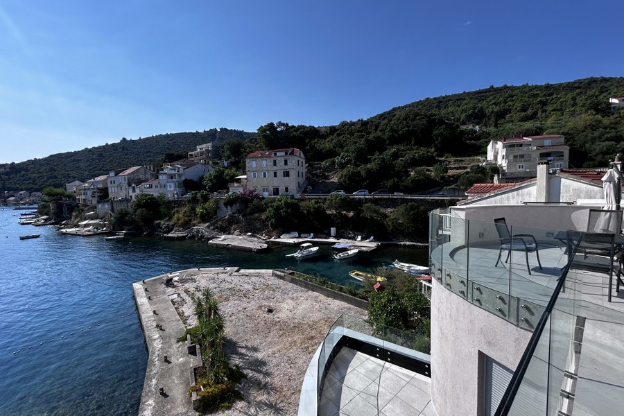 Kilátás a teraszról a városra és az öbölre, Racisce Korcula