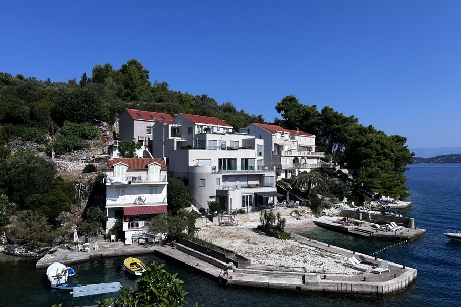 Modern lakóépület közvetlenül az öbölnél, Racisce a Korculán