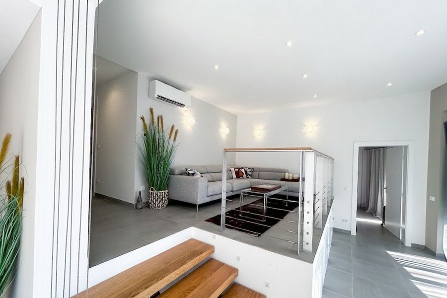 Emelt nappali kanapéval és fa lépcsőkkel, Korcula apartman