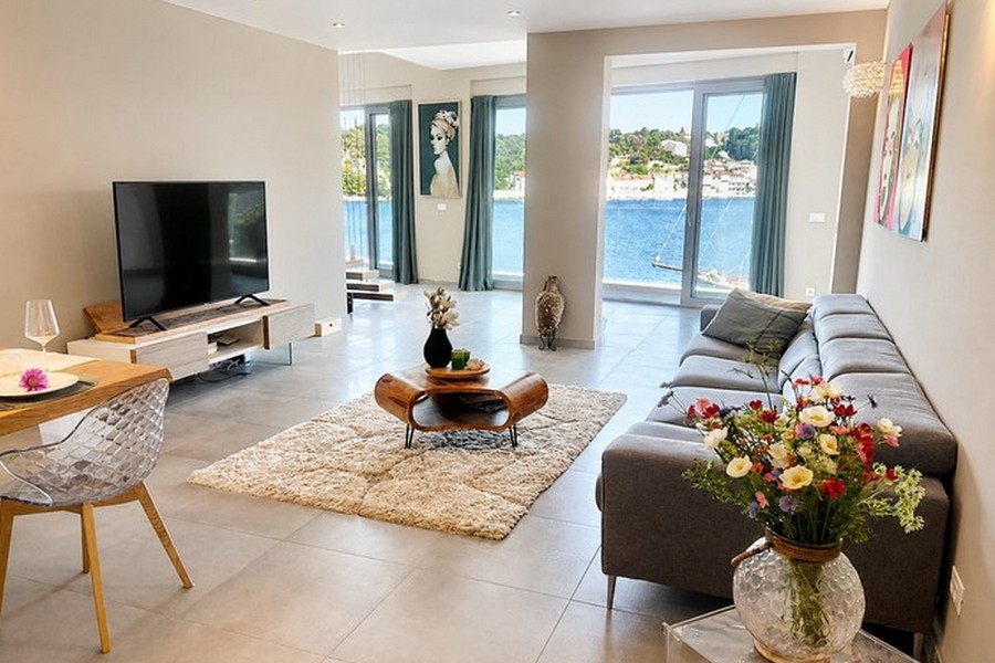 Tengerre néző nappali egyedi bútorokkal, Korcula