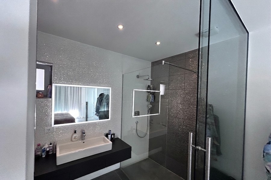 Modern fürdőszoba üvegzuhannyal, apartman Korculán