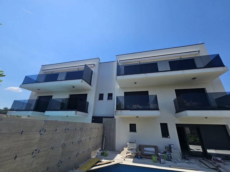 Villa lapos tetővel és erkéllyel a Krk-i Malinskában