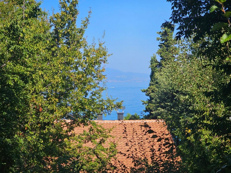 Tengerre néző apartmanból Njivice-ben a fák felett