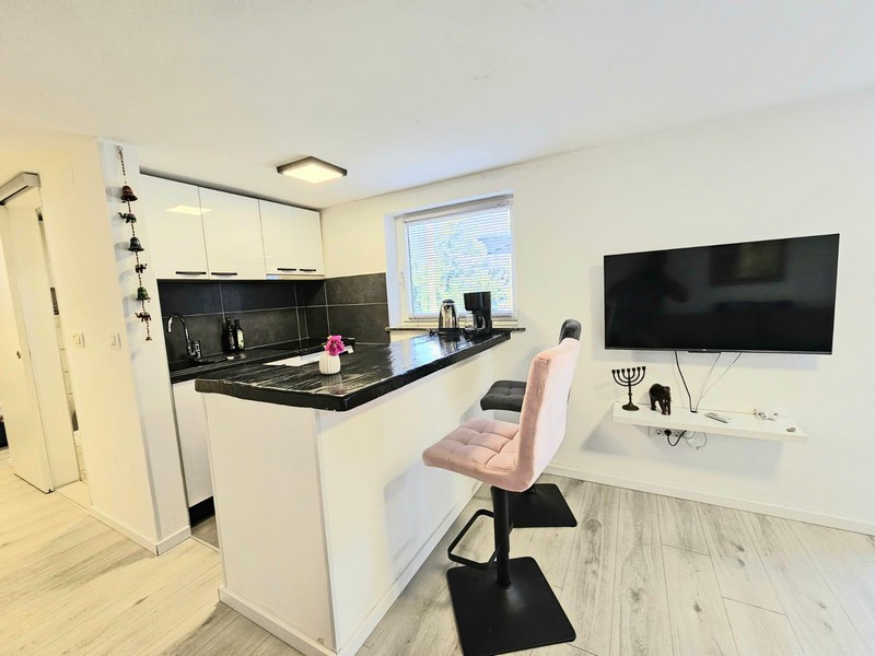Konyha pulttal és TV-vel az apartmanban Njivice-ben