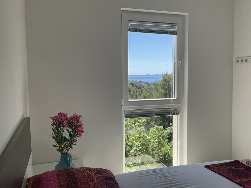 Hálószoba ablakkal, kilátással a tengerre, Murter apartman