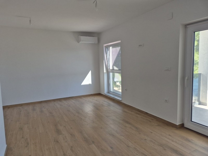 A penthouse nappalija fa padlóval és ablakokkal