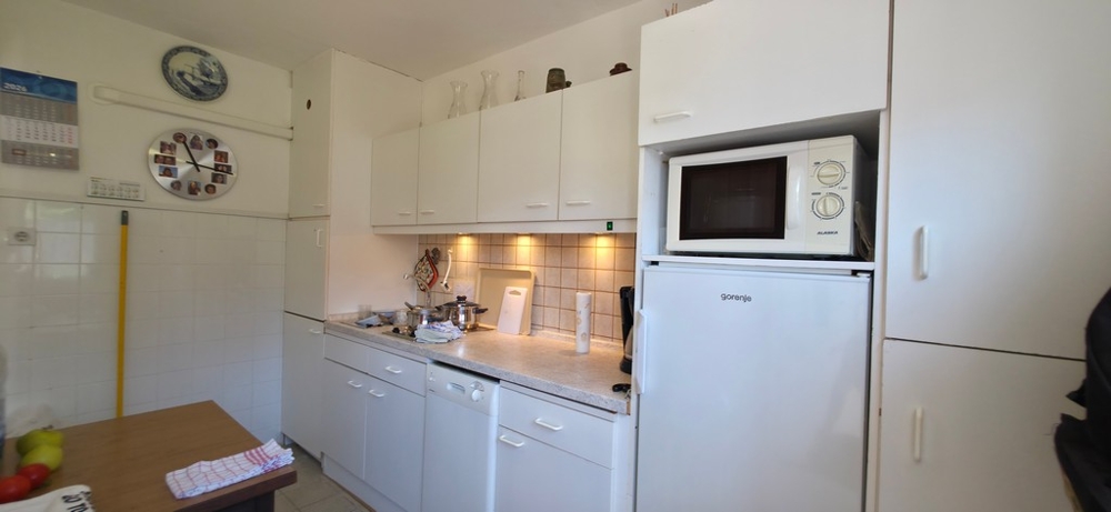 Fehér homlokzatú konyha, A4103-as apartman Crikvenicában