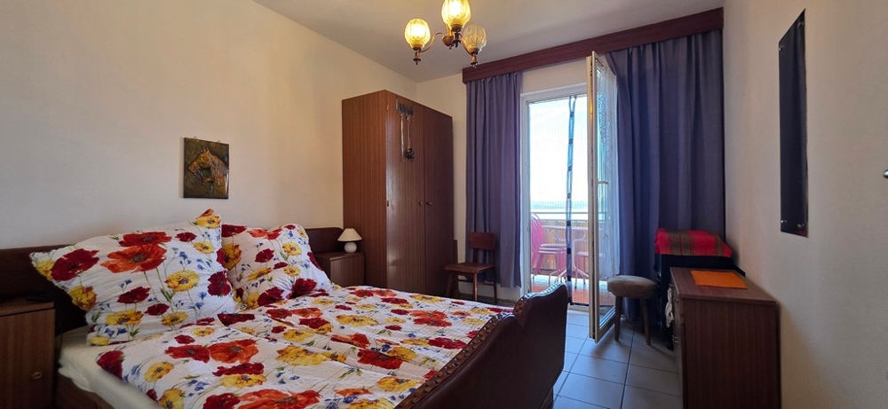 Hálószoba franciaággyal és erkélyajtóval, apartman A4103