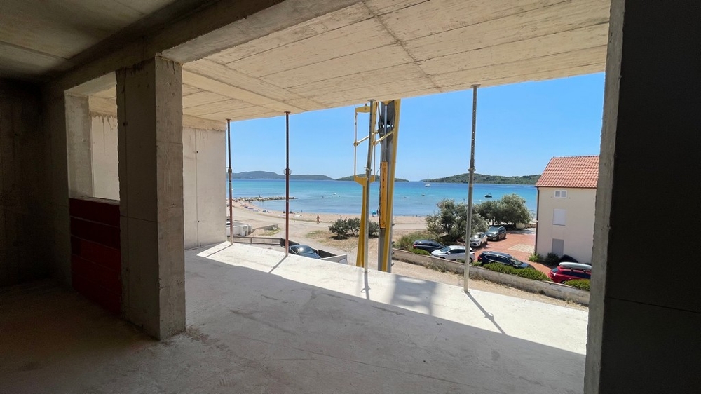 Kilátás az apartman héjából a strandra és a tengerre