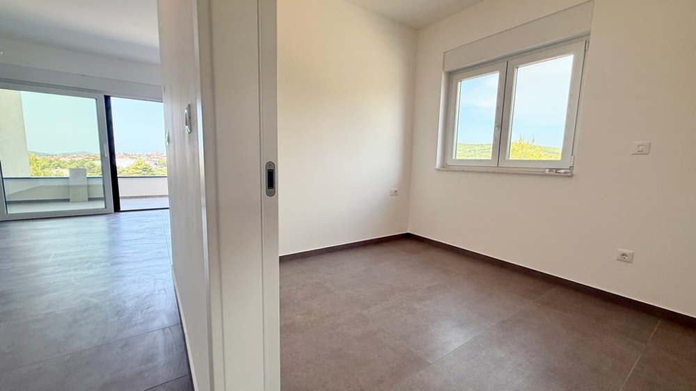 Hálószoba, kilátással a teraszra az A4107-es apartmanban Vodicében
