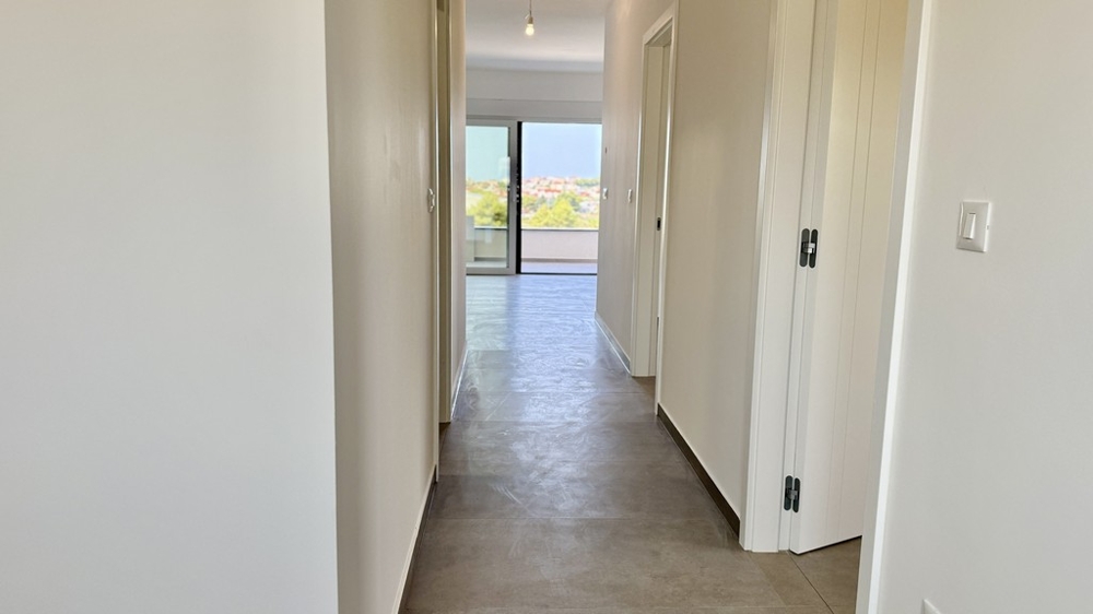 Folyosó, kilátással az A4107 Vodice kislakás nappalijára
