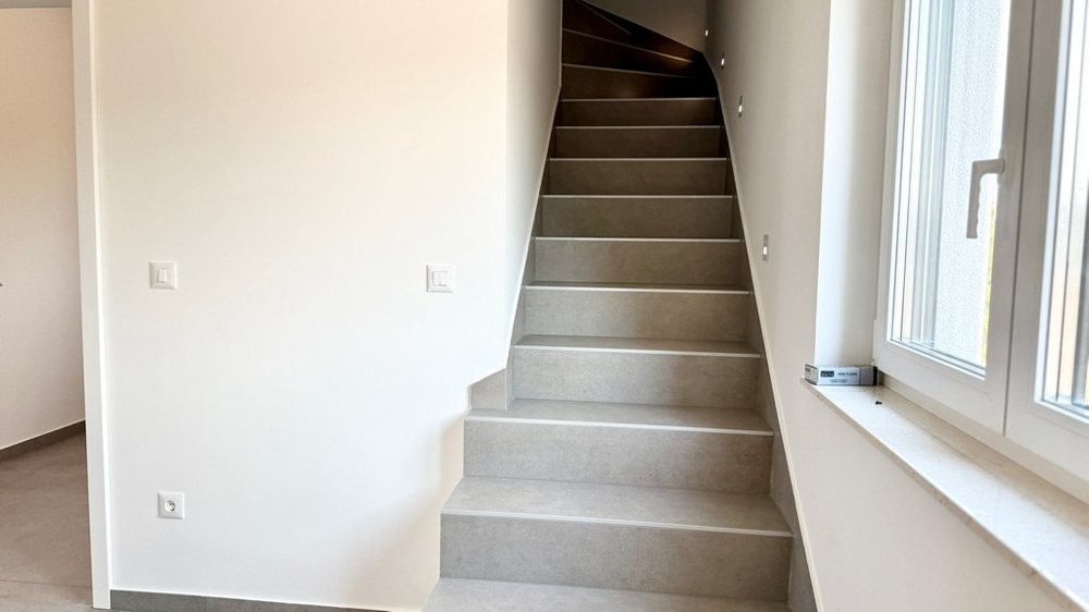 Belső lépcső a vodicei A4107-es apartman tetőteraszára
