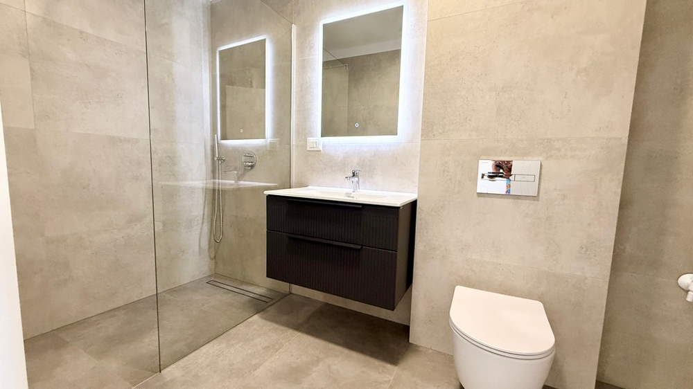 Fürdőszoba zuhanyzóval és WC-vel az A4107 Vodice kislakásban