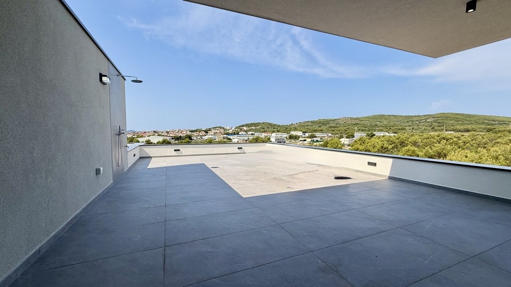 A tetőterasz fedett területe, kilátással a zöldre, apartman A4107 Vodice