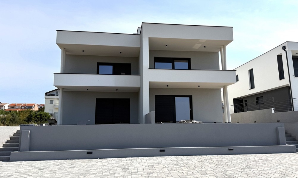 Az épület elölnézete fedett terasszal, apartman A4107 Vodice