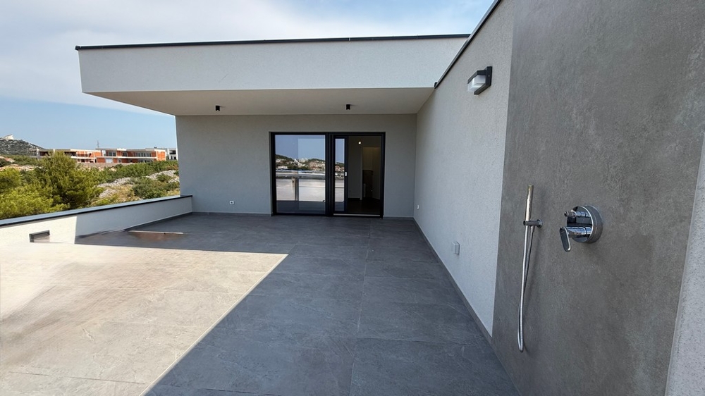 Tetőterasz kültéri zuhanyzóval és hozzáféréssel a nyári konyhához, apartman A4107 Vodice