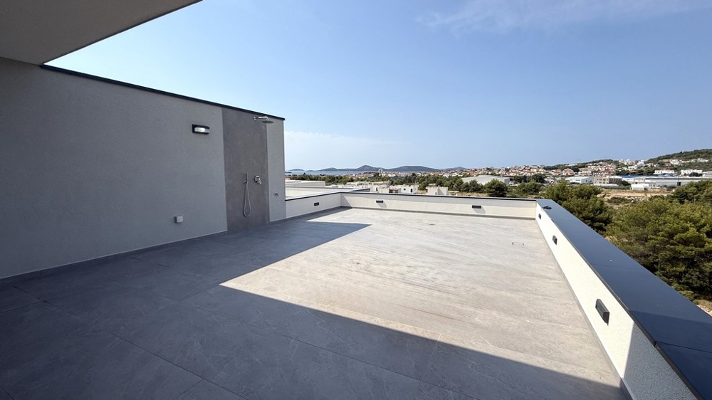 Széles tetőterasz, kilátással Vodice városára a tengerre, apartman A4107