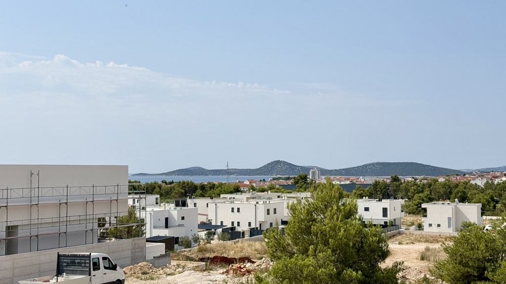 Kilátás a teraszról Vodice háztetői felett a tengerre, A4107 apartman
