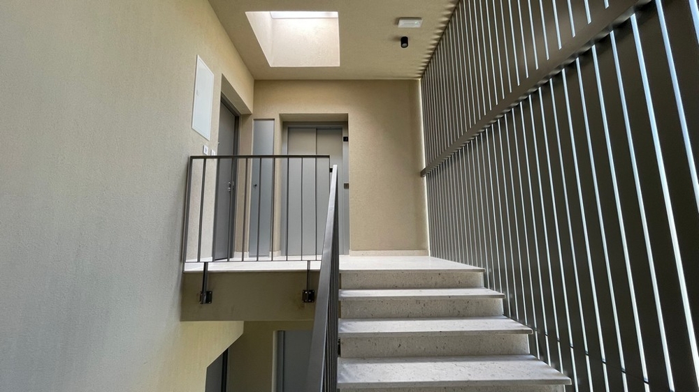 A vodicei új épület lépcsőháza a penthouse-hoz való hozzáféréssel