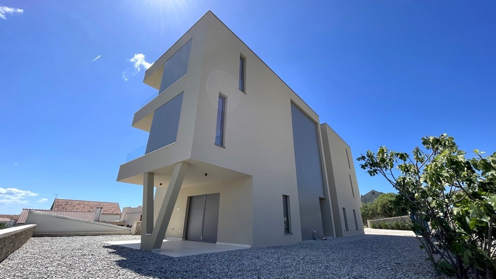 Oldalnézetből az új épület egy penthouse-val Vodicében