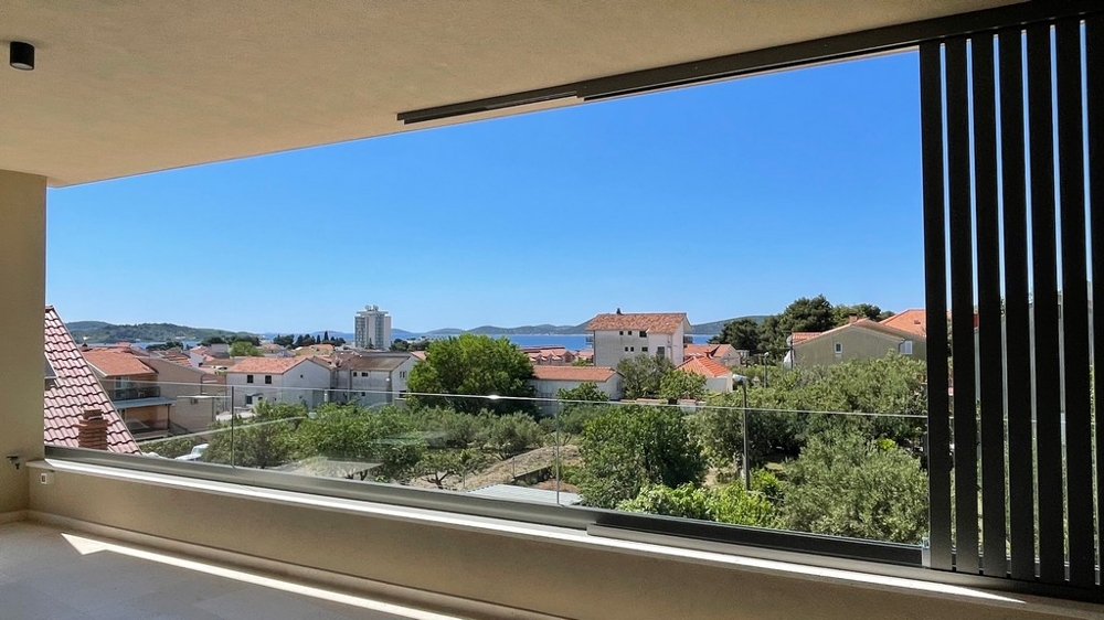 A vodicei penthouse fedett terasza, kilátással a városra