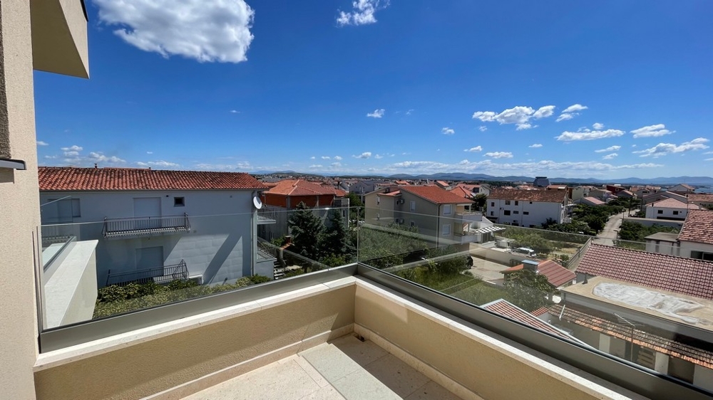 Kilátás a penthouse teraszáról Vodice háztetőire