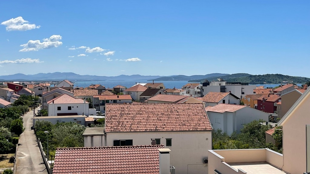 Tengerre néző kilátás a vodicei penthouse-ból a város háztetőire