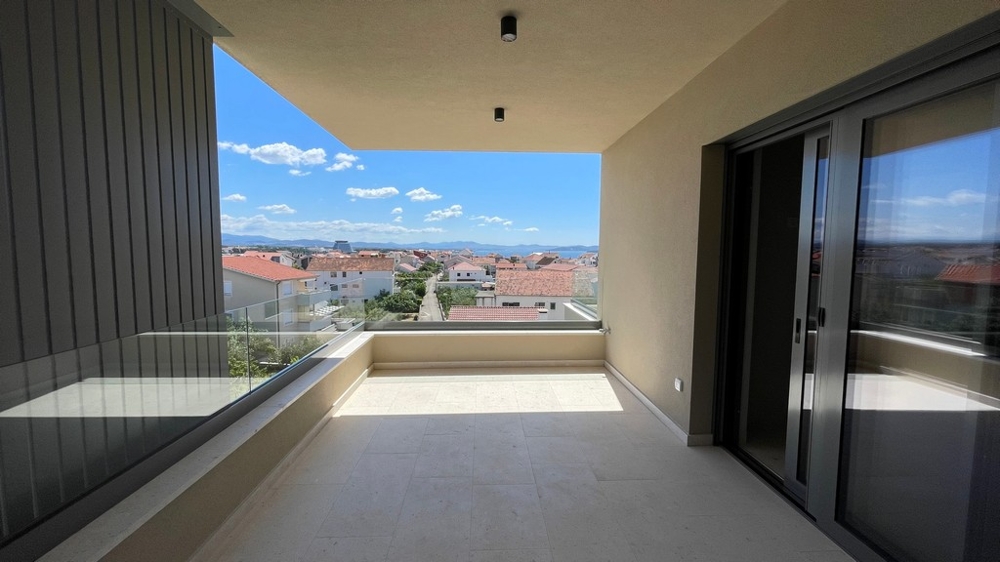A vodicei penthouse fedett terasza üvegkorláttal