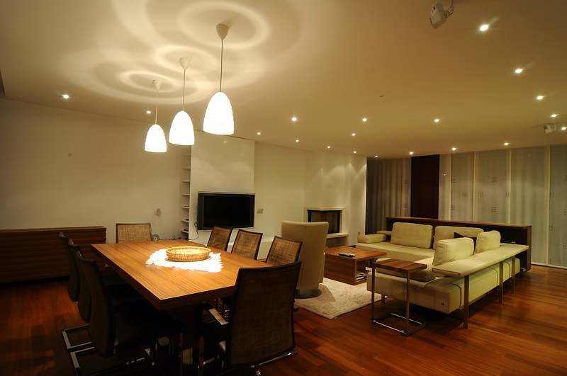 Tágas nappali és lépcső a tetőteraszra