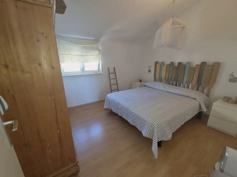 Hálószoba a tetőtéri apartmanban Tisnóban