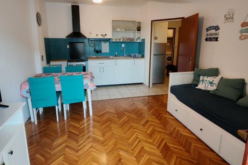 Az A4115-ös apartman konyhája és nappalija Novi Vinodolskiban