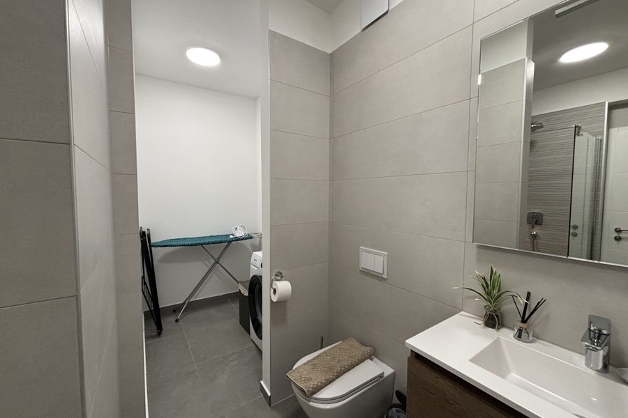 Fürdőszoba WC-vel és tükörrel a trogiri penthouse-ban