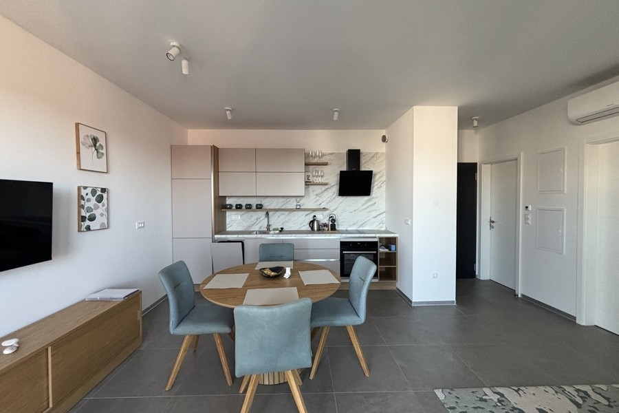 A penthouse nappali és étkező része Trogirban a Ciovo-n