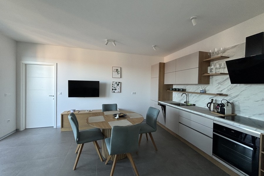 Konyha sütővel és étkezővel a penthouse Trogirban