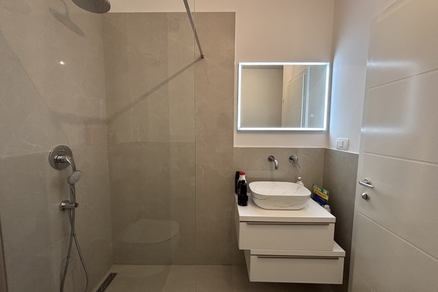 A penthouse fürdőszobája Ciovo szigetén