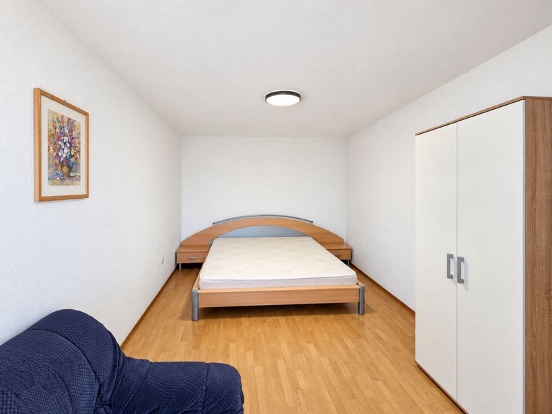 Hálószoba franciaággyal és fotellel
