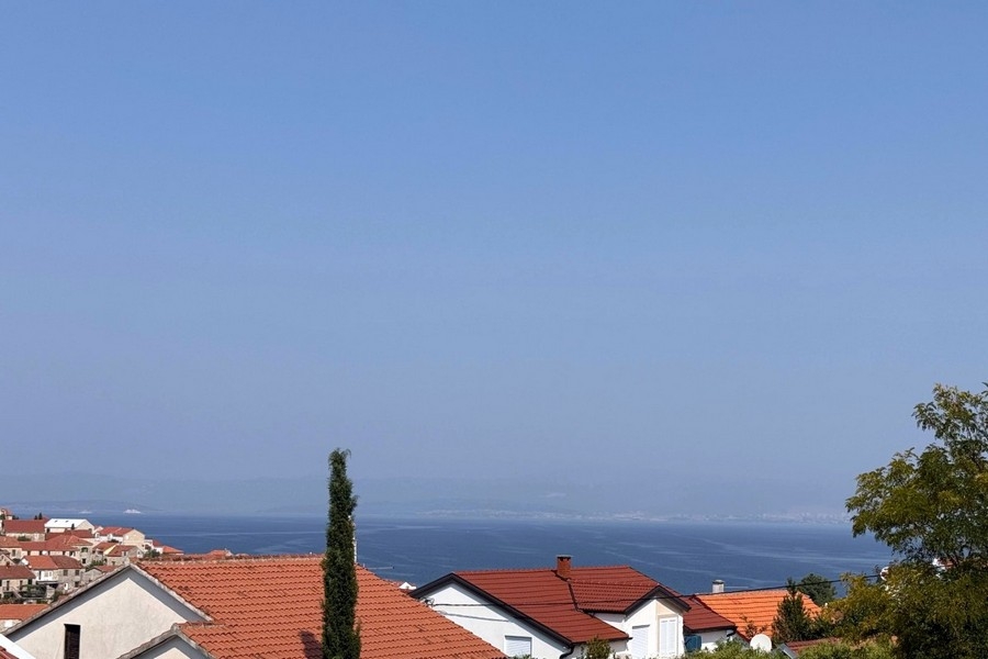Vásároljon lakást Horvátországban - tengerre néző kertes apartman Brac szigetén