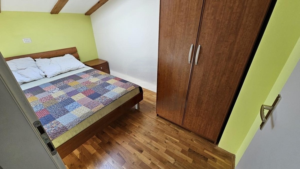 Hálószoba franciaággyal és gardróbbal