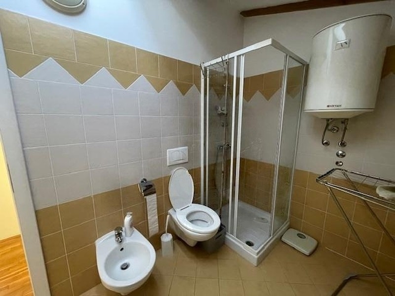 Fürdőszoba zuhanyzóval