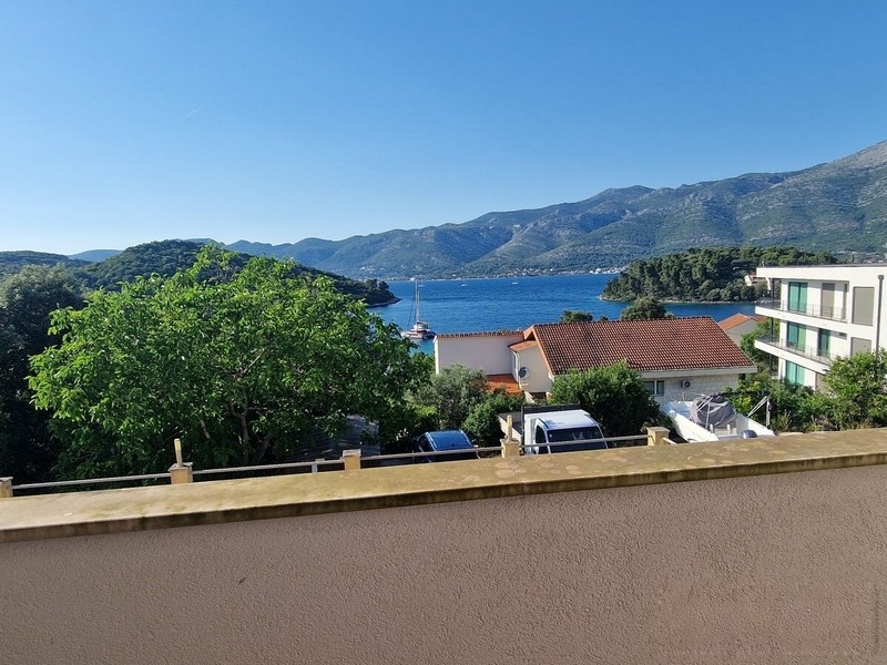 Tengerre néző kilátás a Peljesac-félsziget erkélyéről