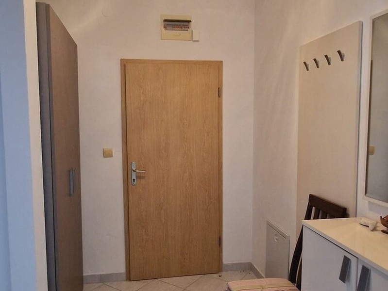 Előszoba bejárati ajtóval és ruhatárral