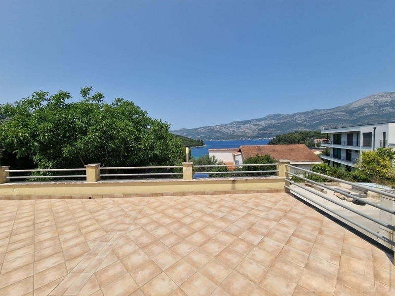 Terasz, kilátással a tengerre és a Peljesac-félszigetre