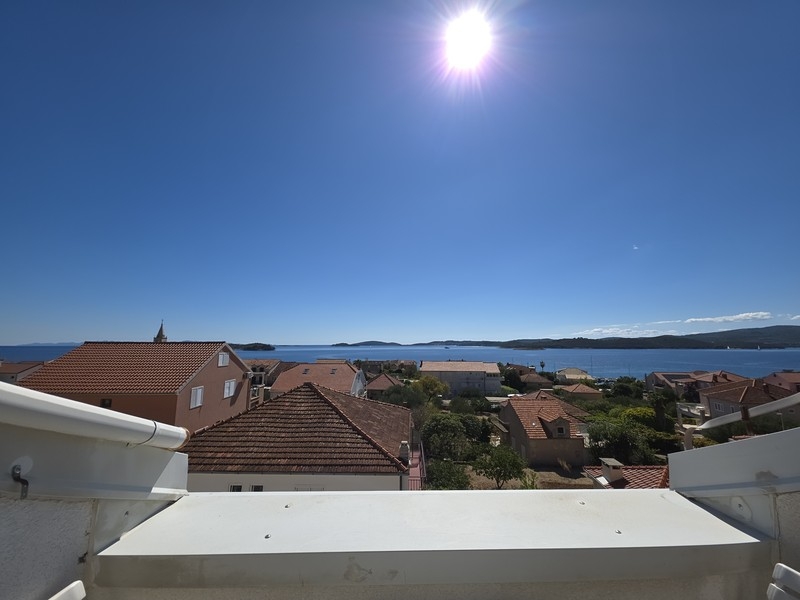 A legfelső emeleti apartman tengerre néző kilátással Orebic városában, a Peljesac-félszigeten