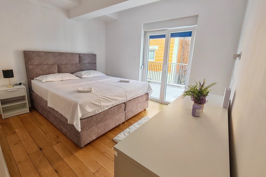 Hálószoba dupla ággyal és fapadlóval
